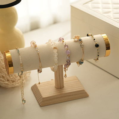 bijoux sur porte bracelet précieux beige