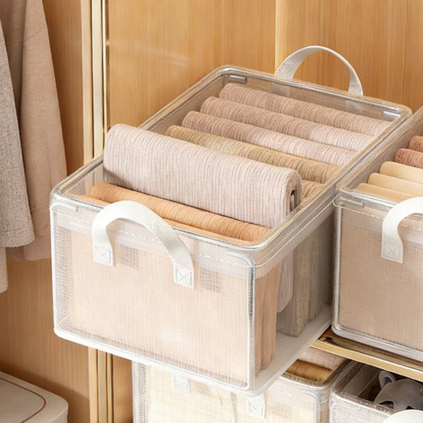 paniers de rangement sur étagères dans dressing
