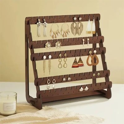 Présentoir bijoux sur commode avec boucles d'oreilles