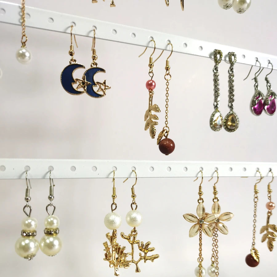 bijoux sur porte boucle d'oreille en gros plan