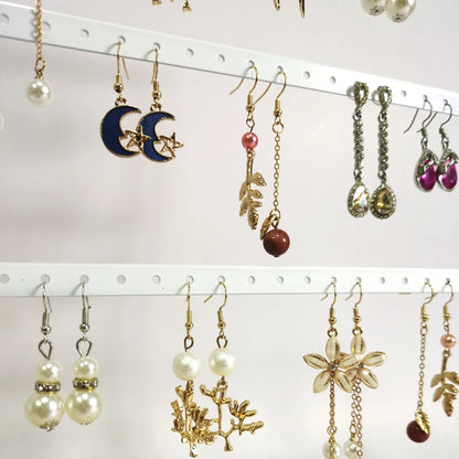 bijoux sur porte boucle d'oreille en gros plan
