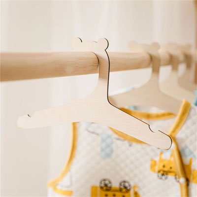 cintre bébé ourson avec vêtements suspendus