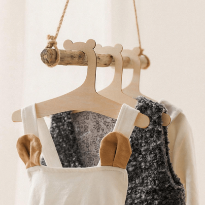 cintre bébé par trois avec vêtements sur portant à vêtements