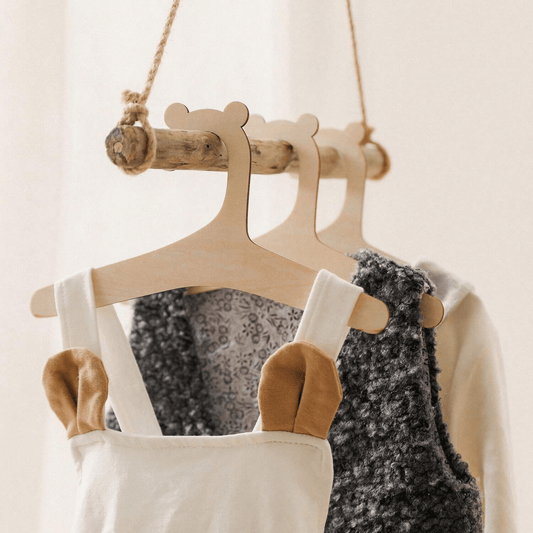 cintre bébé par trois avec vêtements sur portant à vêtements
