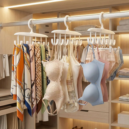 cintre dans penderie avec sous-vêtements et foulards