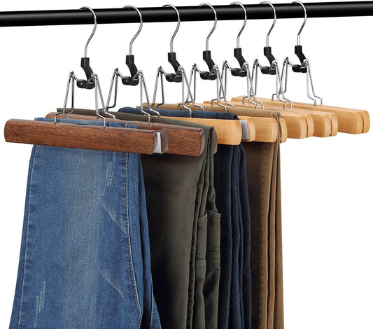 cintre en bois avec des pantalons