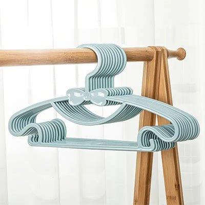 cintre enfant bleu sur portant à vêtements