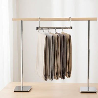 cintre pantalon magique avec cinq pantalons sur portant à vêtements