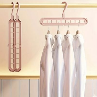 cintre rose avec polos accrochés sur barre  verticalement et horizontalement
