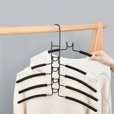 cintres avec deux pulls blancs sur portant à vêtements