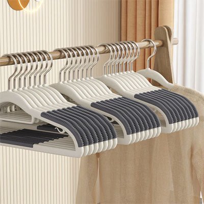 cintres tout en un sur portant à vêtements dans chambre