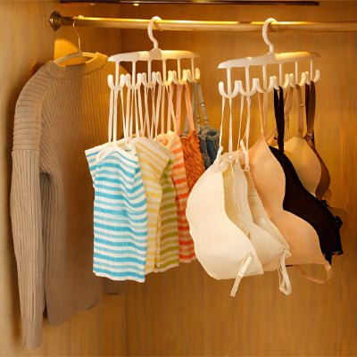 des sous-vêtements sur cintre rotatif dans une penderie