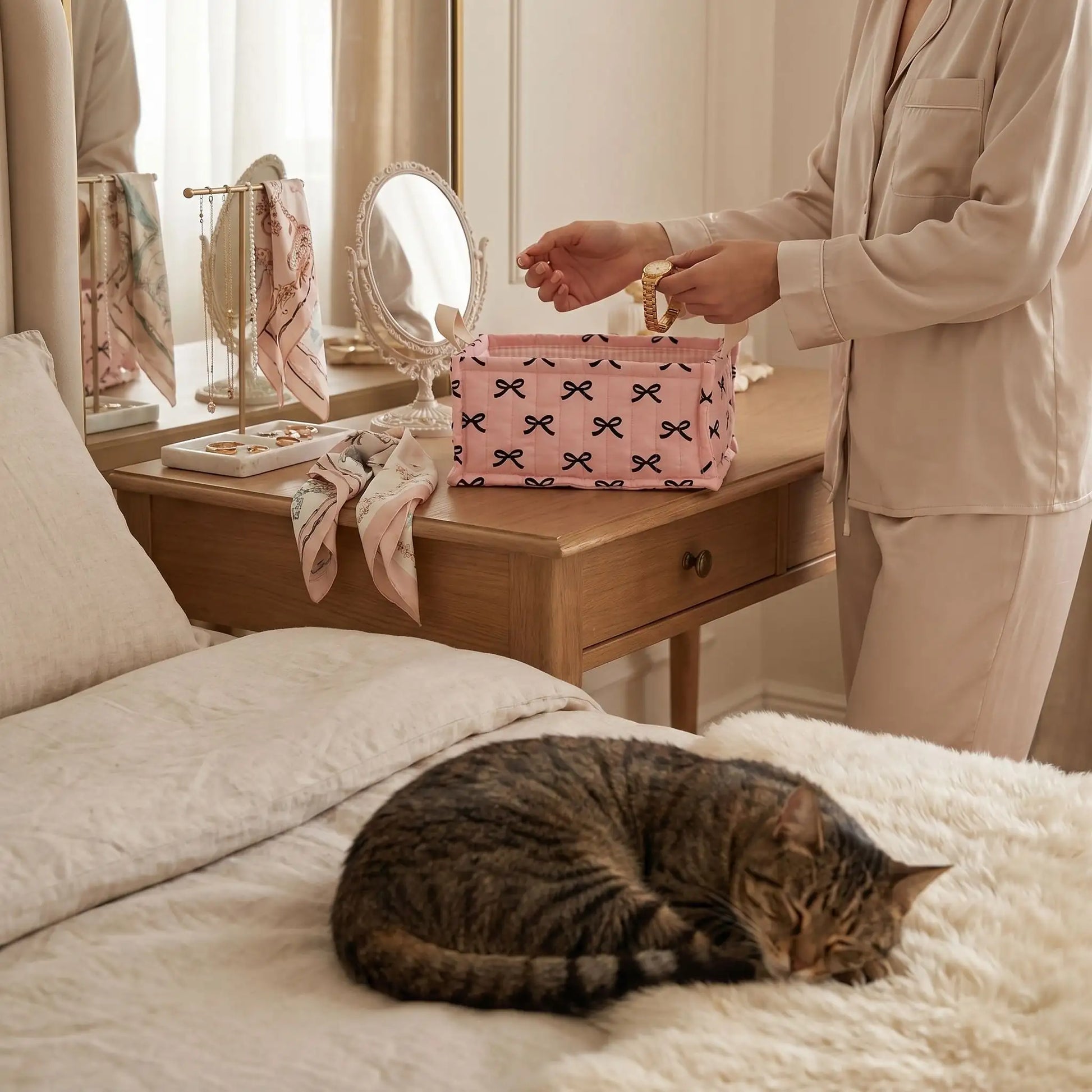 femme range sa montre dans le panier en tissu