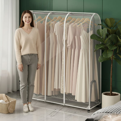 Housse pour vêtement transparente avec femme dans chambre
