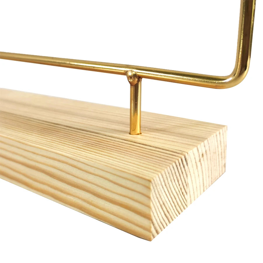 le socle en bois du porte boucle d'oreille