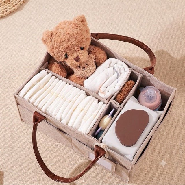 ourson et lingettes dans panier de rangement bébé