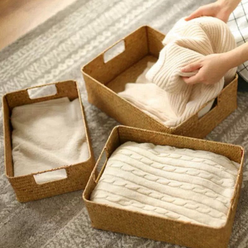 panier de rangement en osier rempli de vêtements