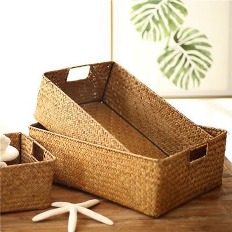 panier de rangement en osier vintage sur commode