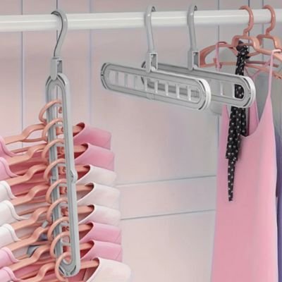 penderie avec cintre gris et différents vêtements