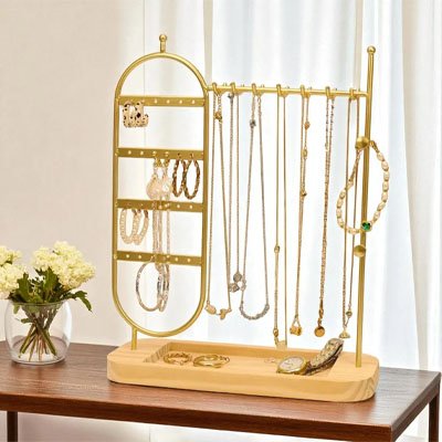 Porte bijoux montrant une multitude de bijoux