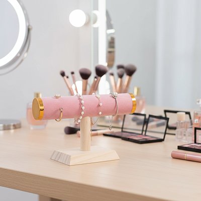 Porte bracelet rose avec bracelets sur coiffeuse
