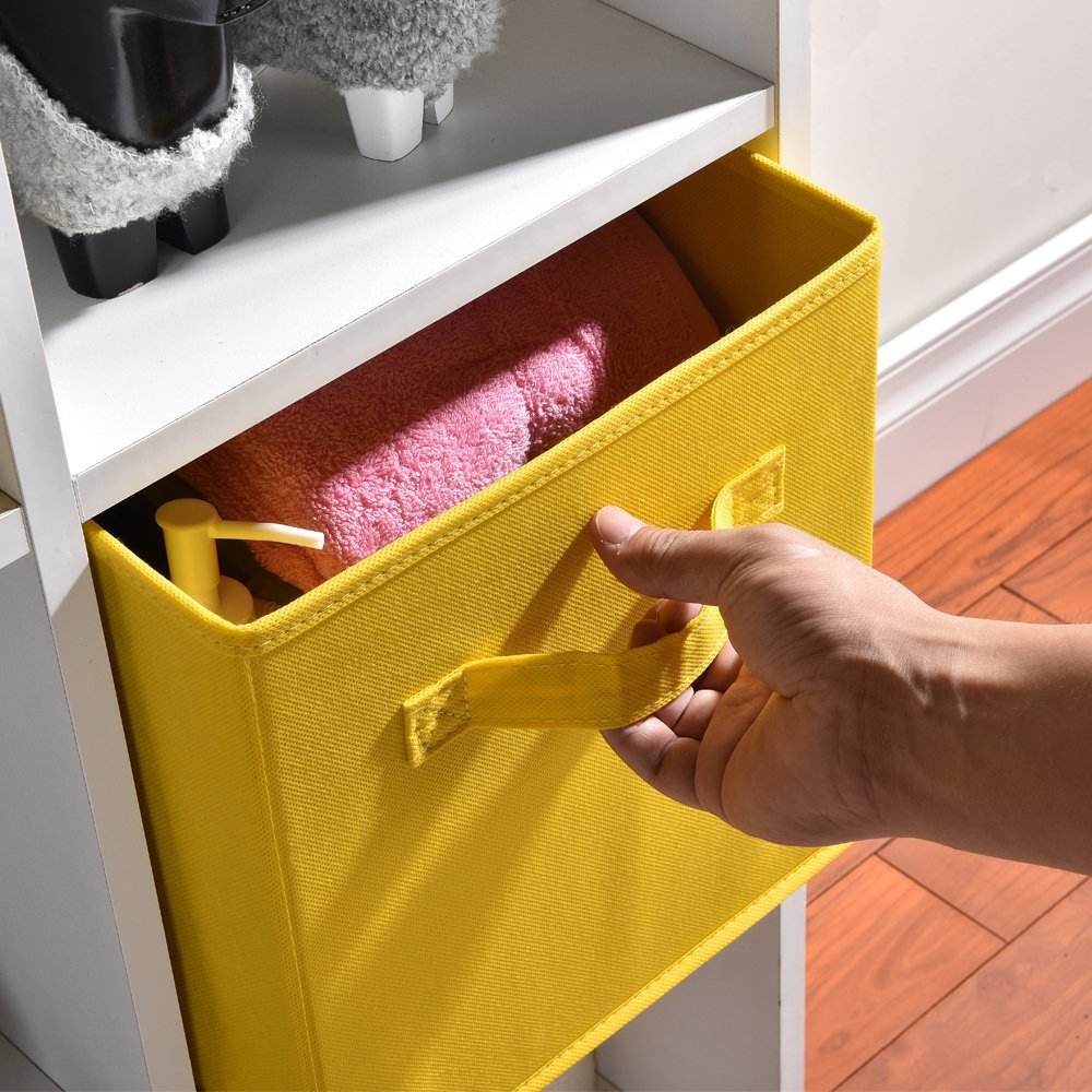 une main d homme prend le panier de rangements cube jaune