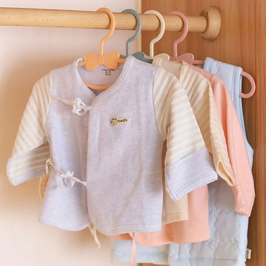 vêtements bébé sur cintre enfant sur portant à vêtements